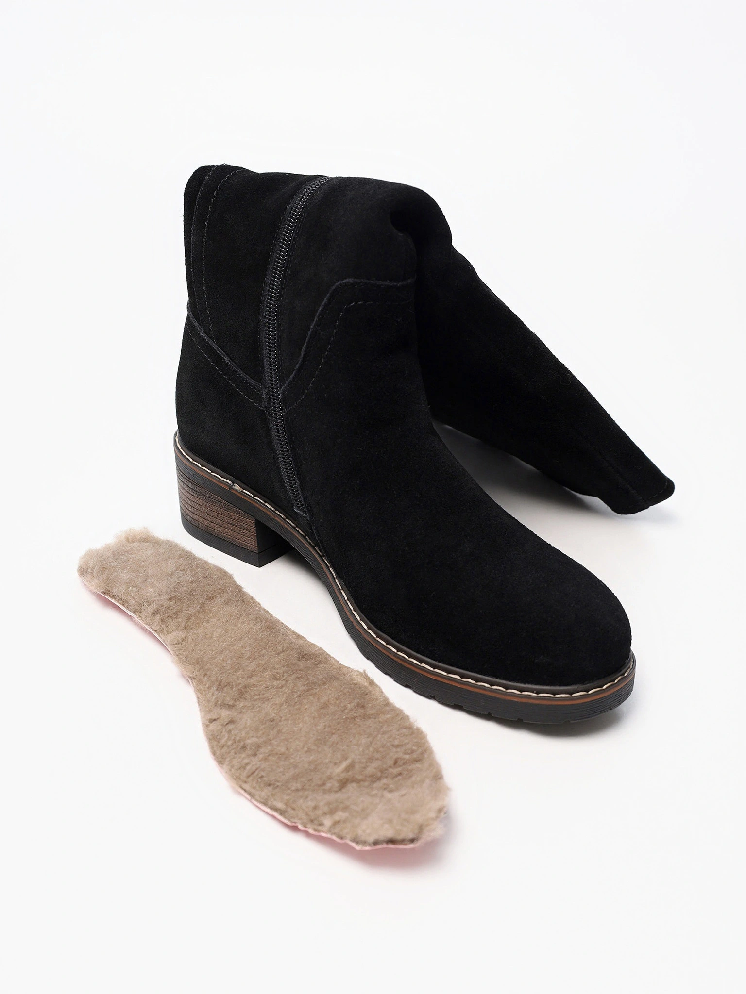 Сапоги черного цвета из натуральной замши на среднем каблуке